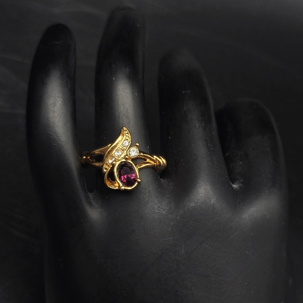 Avon Faux Amethyst Ring Size 7.5 Gold Tone Vintage Jewelry - Picture 5 of 8